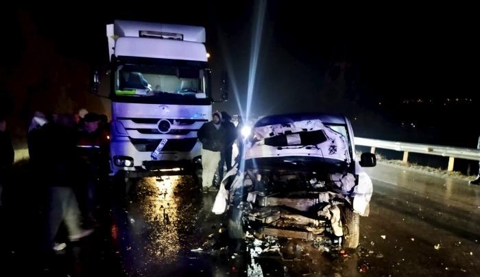 Sinop’ta otomobille tırın çarpışması sonucu 2 kişi öldü, 2 kişi yaralandı